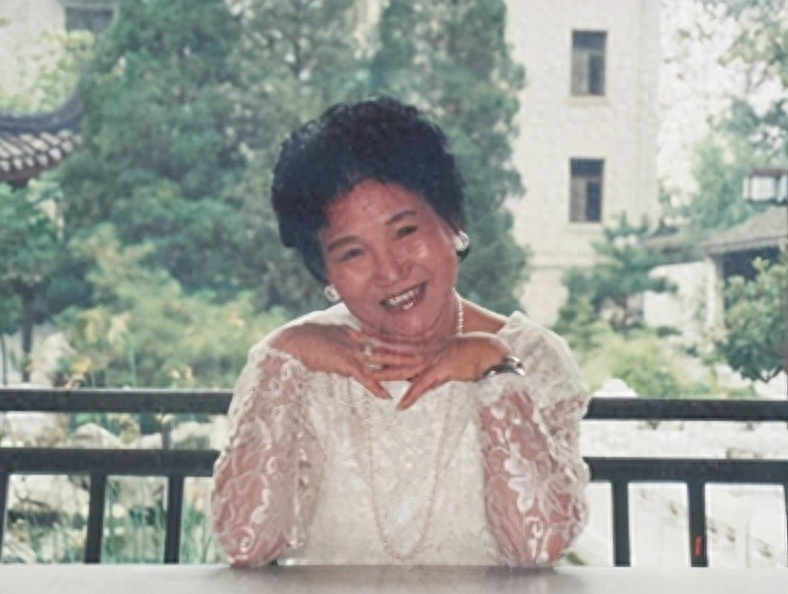 一句台词识破潜伏间谍，赵丽蓉去世23年后，多家官媒仍发文缅怀