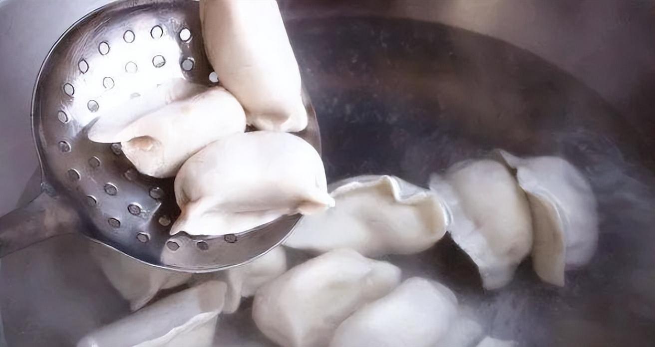 |煮冻饺子，有人用开水有人用冷水，都错了！记住4点，好吃不破皮