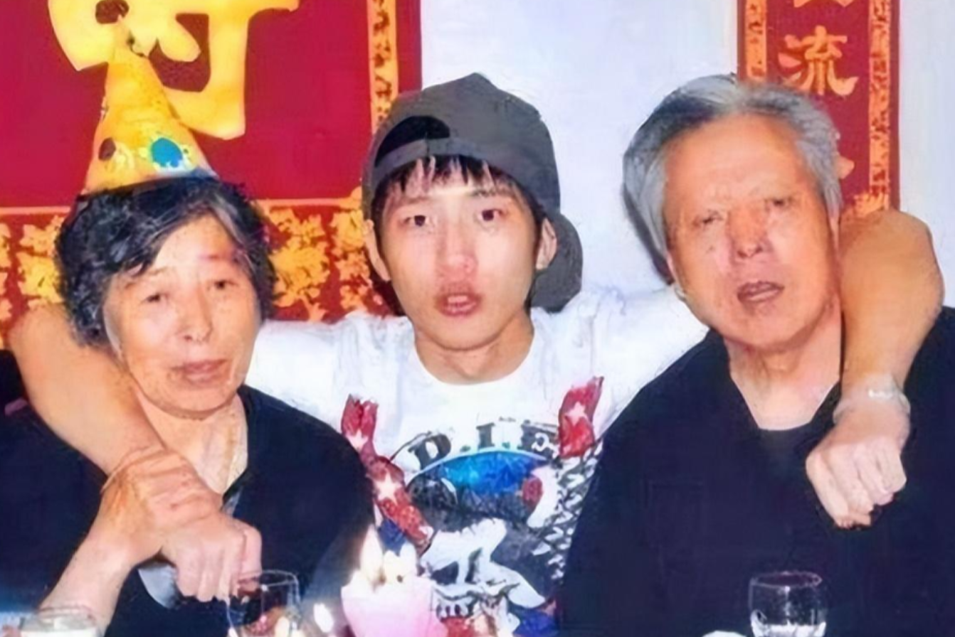 井柏然|演员井柏然: 出生28天被弃, 奶奶捡废品将他养大, 爆红后父母来认亲