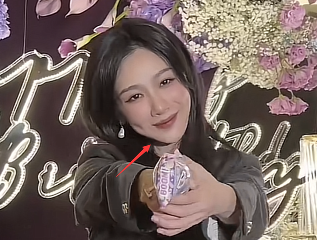 杨紫被质疑整容,晒庆生照模样大变,满脸通红、脸肿僵硬不自然