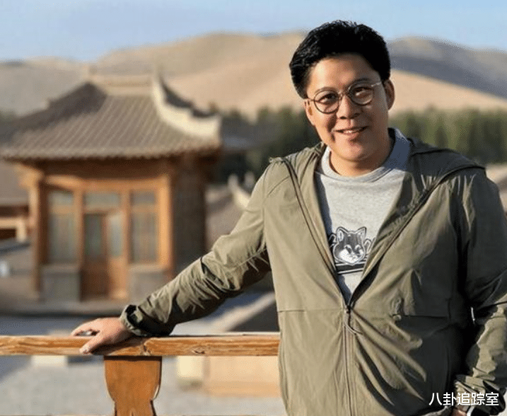 霍启刚敦煌被偶遇,与三美女合影表情超开心,网友:郭晶晶快管管