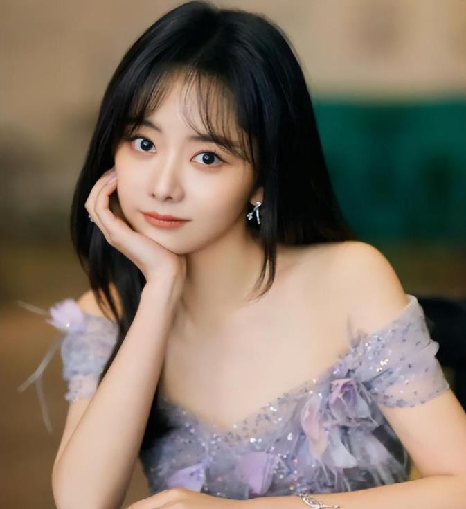 事实证明，33岁的“国民闺女”谭松韵，走上了另一条道路