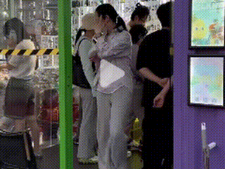 郭碧婷|郭碧婷带娃现身杭州，儿子眉毛上扬随向佐，肚圆还凸被指怀三胎