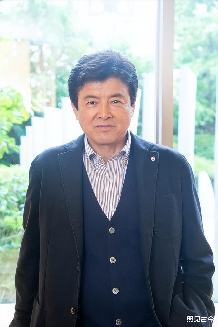 三浦友和：50年发型不变肌肉有型，帅气到老，2个儿子却不像他