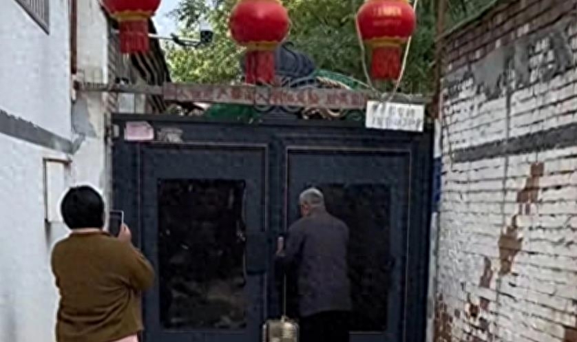 善恶到头终有报！遭到老大爷堵门的朱之文，已经活成了一个笑话