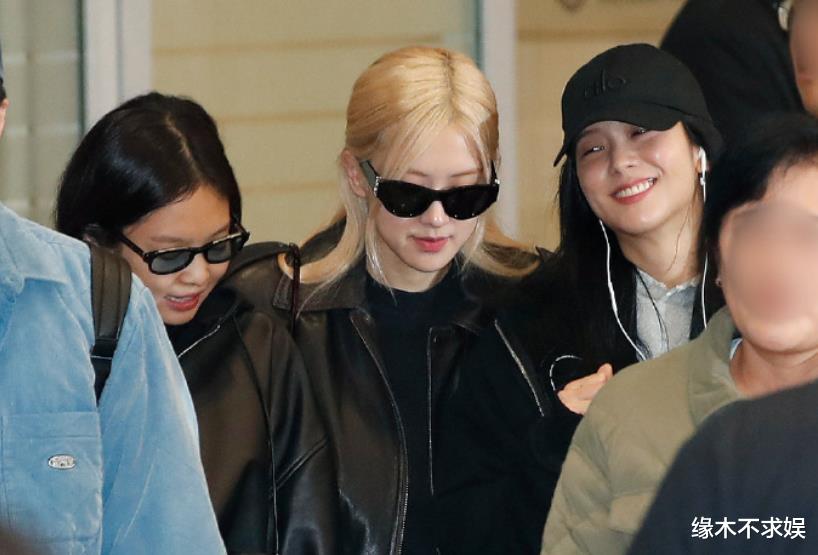 Lisa获勋章后电梯吐舌头太开心！返程独自飞巴黎，和LV三公子相聚太甜蜜！