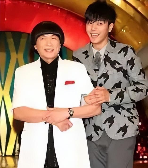 某综艺大咖被女儿爆料,因欠赌债被黑道枪击,逼迫妻子参加多人游戏