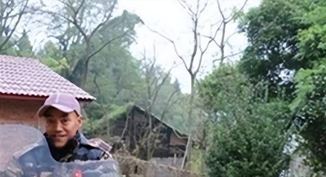 曾因长得丑被妻子嫌弃，后因熊出没而成名，今住别墅娶小20岁娇妻