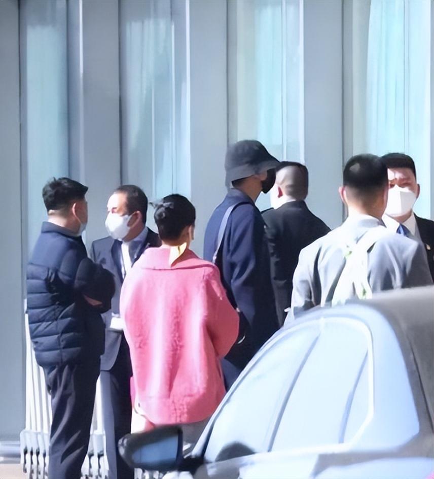 陈飞宇|陈飞宇床照风波后首露面!豪车相送6位助理伺候,后台可真硬