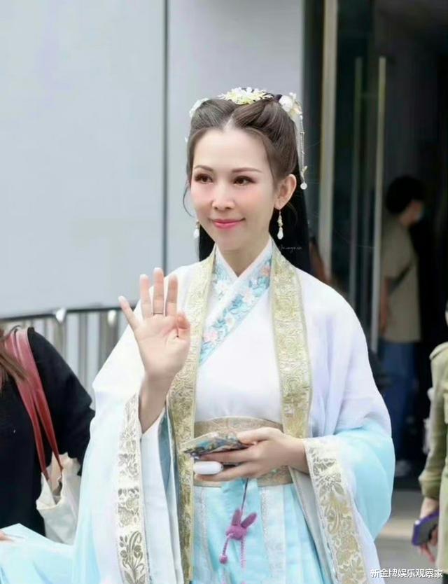 吴倩首聊坐月子细节,蔡少芬自曝孕期狂吃,吴昕叹:专家交流大会