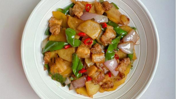 土豆|深秋，土豆和它是绝配，简单炒一盘，解馋开胃，孩子老公都爱吃