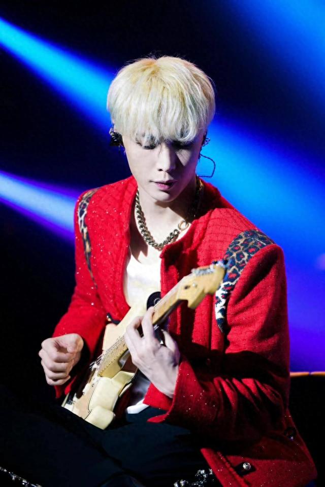 厚颜无耻!一首代表作都没有,却被捧成歌坛顶流,这些小丑羞不羞