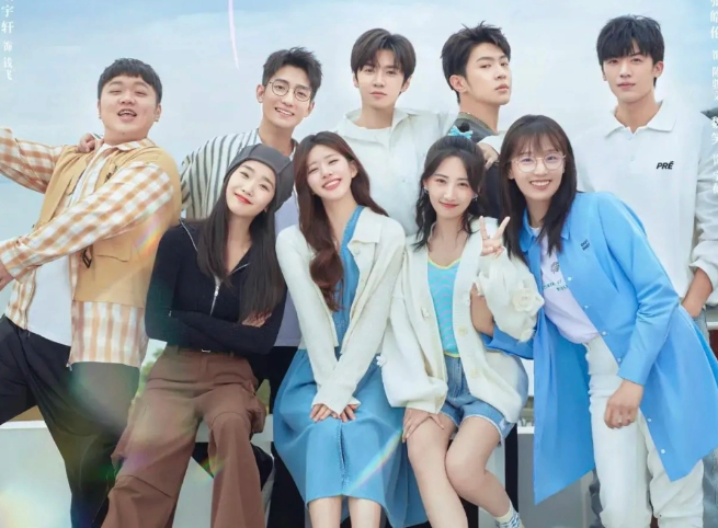 赵露思陈哲远宣传新剧，奇异站姿引发争议，网友吐槽没站相