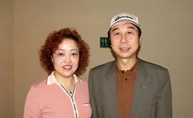 春晚钉子户冯巩老婆首曝光,低调美艳不输女星,难怪40年恩爱如初