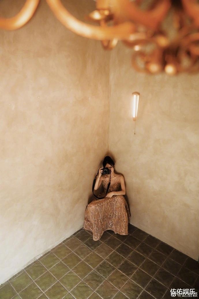 赵丽颖素颜出门会友,棉服加身引担忧,与小女孩打招呼接地气