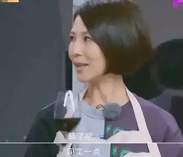 49岁的蔡少芬回应说,如果她离婚,她的丈夫肯定会再婚,这更现实