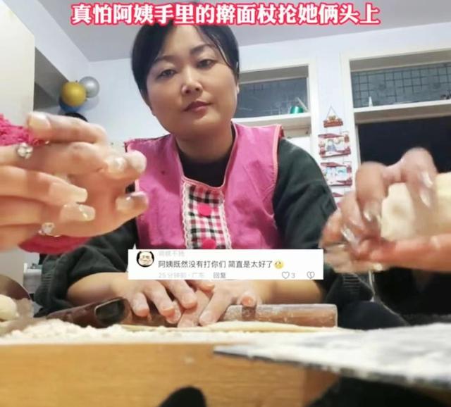 姐妹俩做美甲回家过年，包水饺的手让妈妈欲言又止：差点控制不住