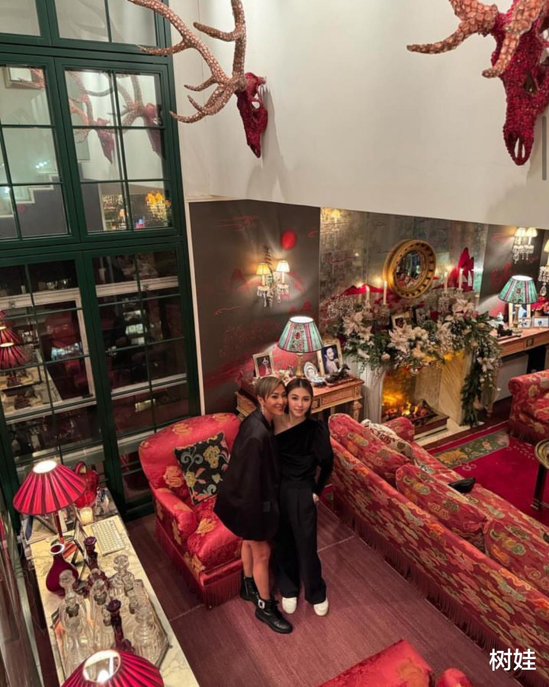 刘嘉玲在香港豪宅跨年，闺蜜晒与梁朝伟合照，两人贴脸比心抽雪茄