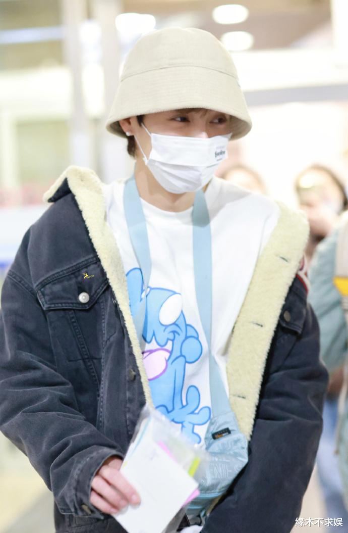 曝鹿晗关晓彤已领证!两人存在金钱上的分歧,鹿晗机场露面心情大好