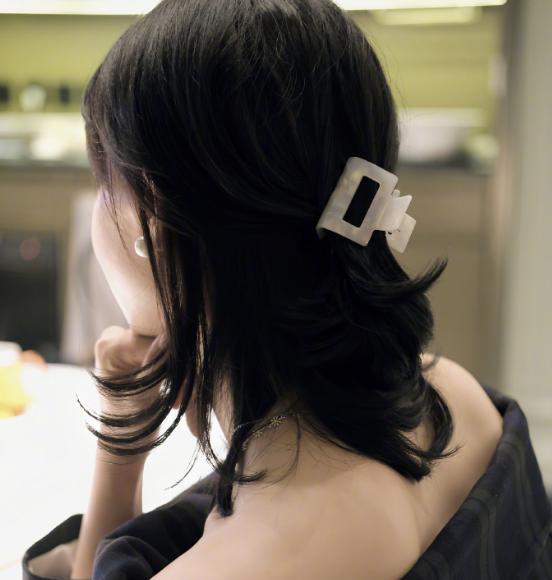 陈数|陈数晒46岁庆生照,桌上摆断舍离,对老公用敬称,被质疑是隐离族