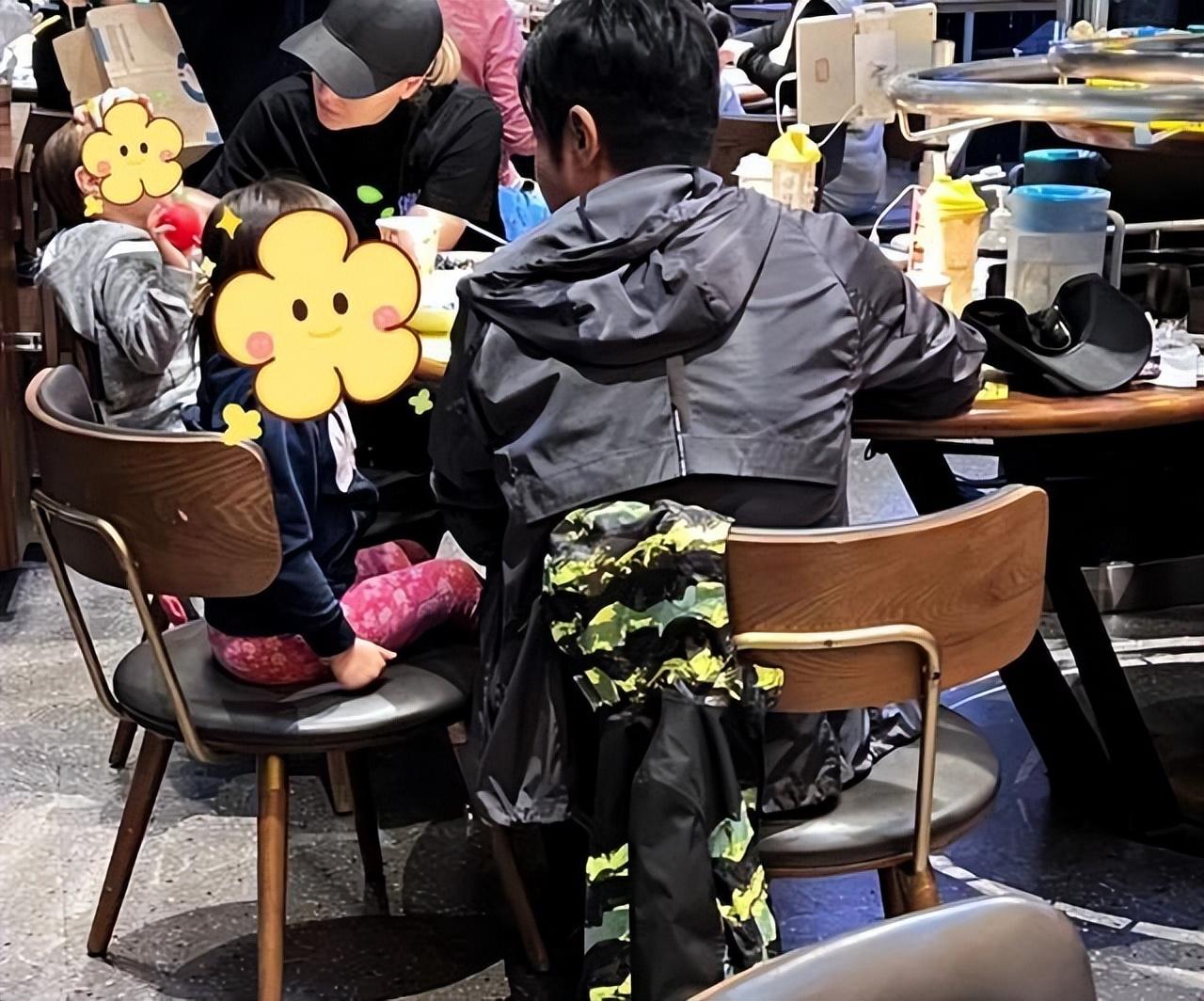 撒贝宁主持外甥婚礼，现场拥抱新娘太激动，幽默调侃婚礼像春晚