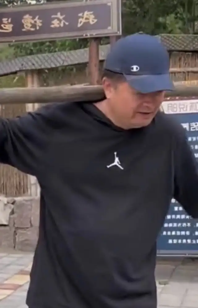 牙齿|64岁老毕下乡，环境残破不堪，脸圆了两鬓斑白牙齿还缺了一块