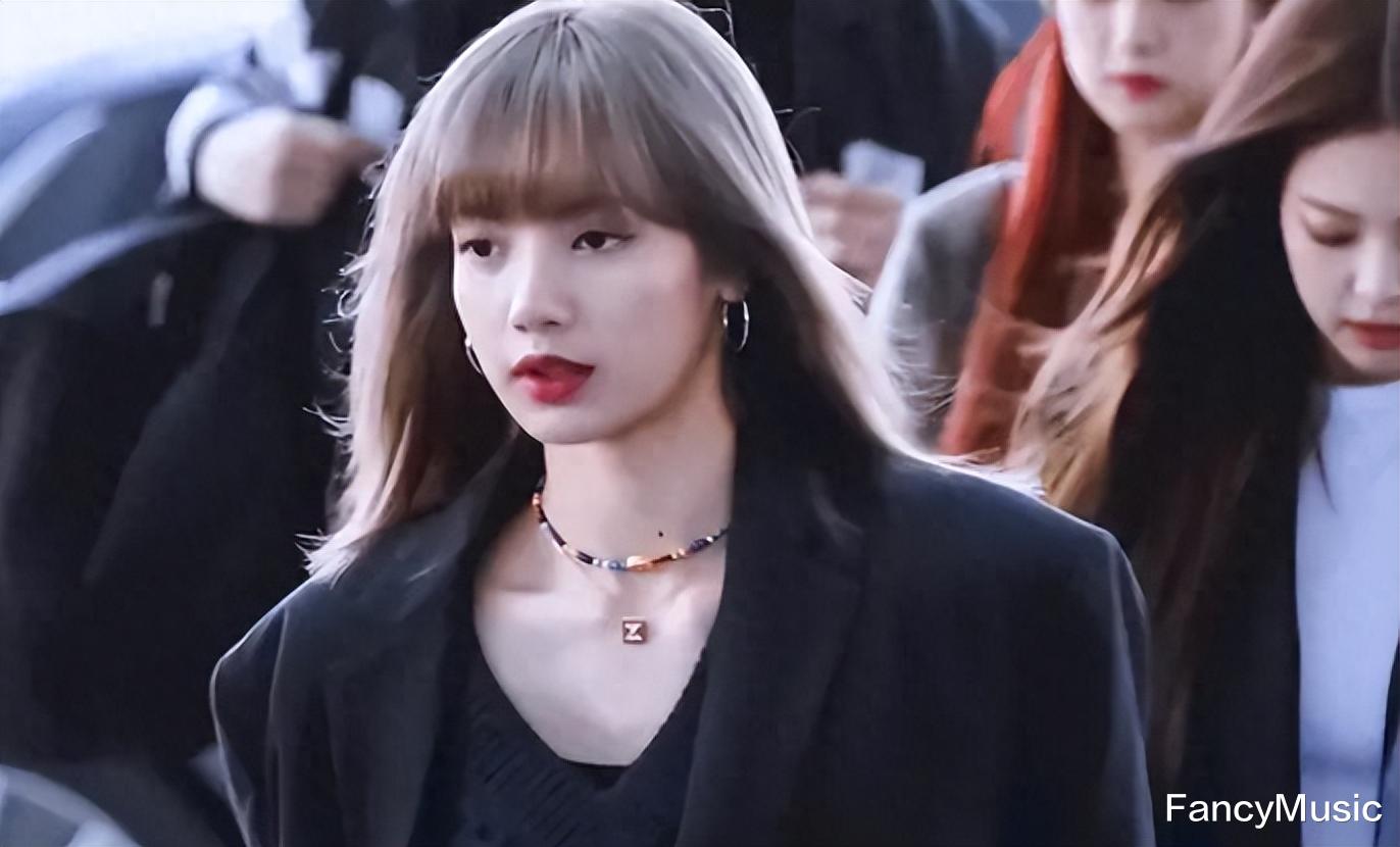 杨颖疑似观看疯马秀惹争议,穿粉色卫衣现身机场,心情没有受影响