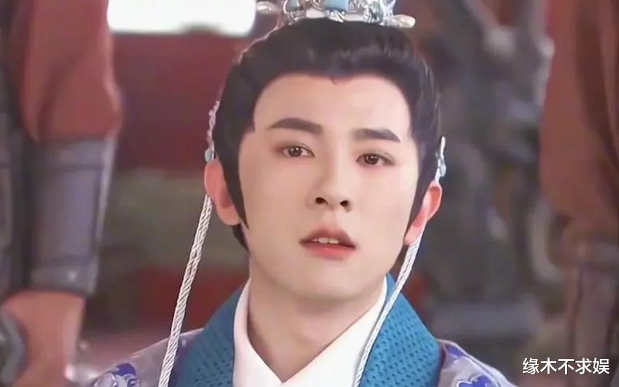 35岁季肖冰隐婚生子，禁烟区当孕妻面吸烟，曾和迪丽热巴演CP！