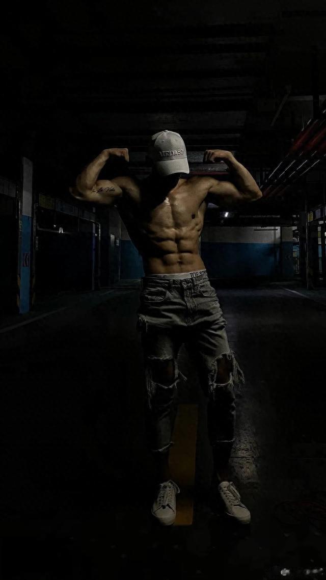 肌肉猛男“大师兄”狂躁健身，追到女神！网友流下了羡慕的泪水