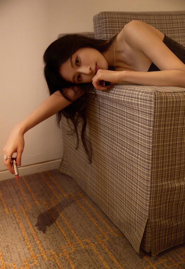 张俪黑漆亮片长裙气质好绝