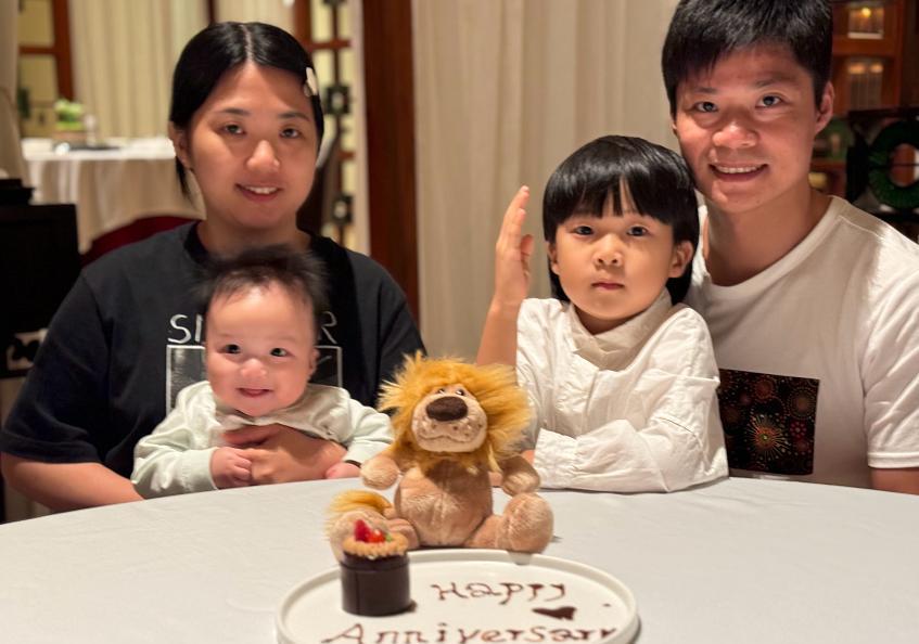 浪漫！苏炳添为妻子送惊喜，深夜10点10分晒全家福，两个儿子帅气