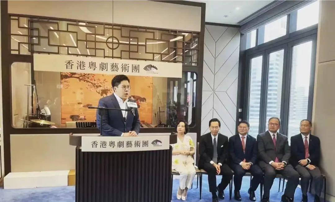 化妆|赌王三太和霍启刚同框,70岁皮肤紧致惹人慕,钻戒手镯豪气吸睛