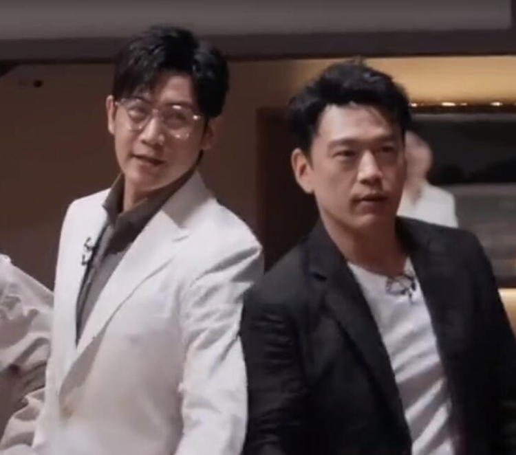 当47岁陆毅和49岁王耀庆同框，才彻底明白，颜值扛不扛老区别真大