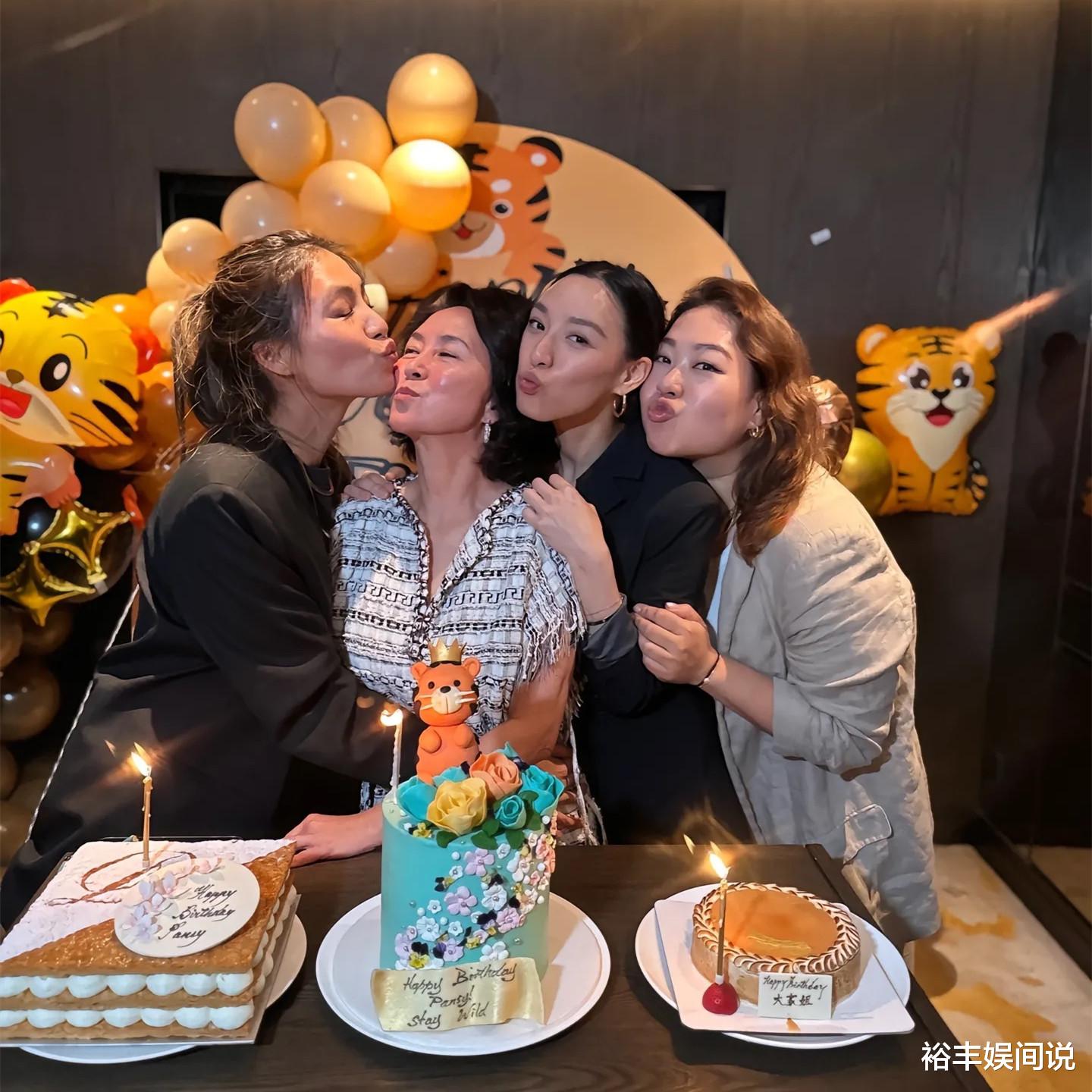 61岁何超琼庆生现场曝光!近照调皮且温婉,大方与干女儿玩亲亲