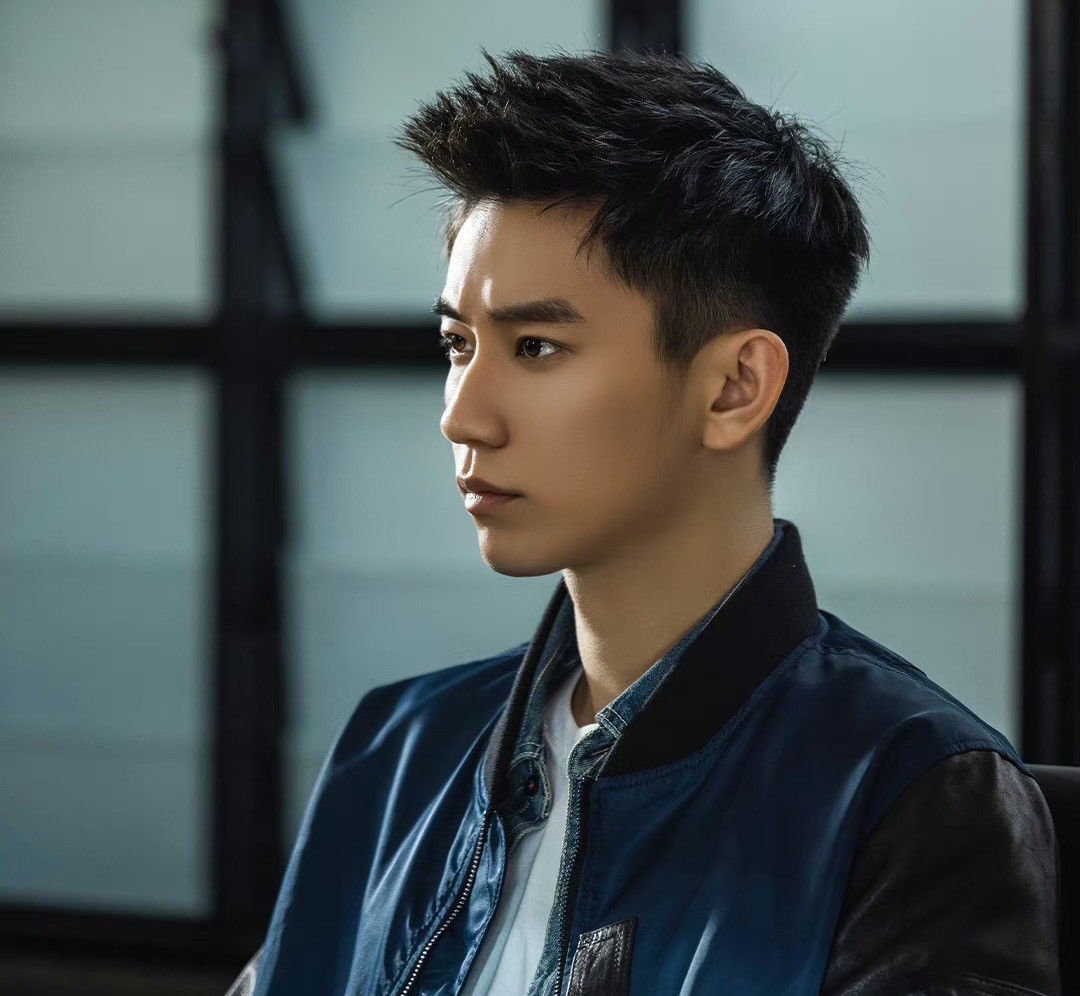 飞机头、喷发胶别硬演警察了,一脸“流氓样”,看着真让人难受