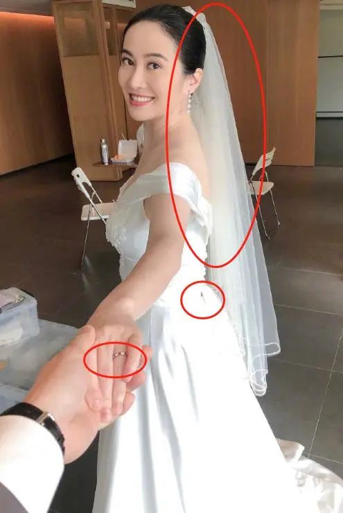 尴尬!43岁叶璇宣布婚讯,穿着发黄脱线的婚纱,戴着银婚戒,却无人祝贺