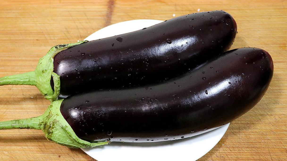 茄子|买茄子，选直的还是弯的？老菜农：差距不小，学会再买不花冤枉钱