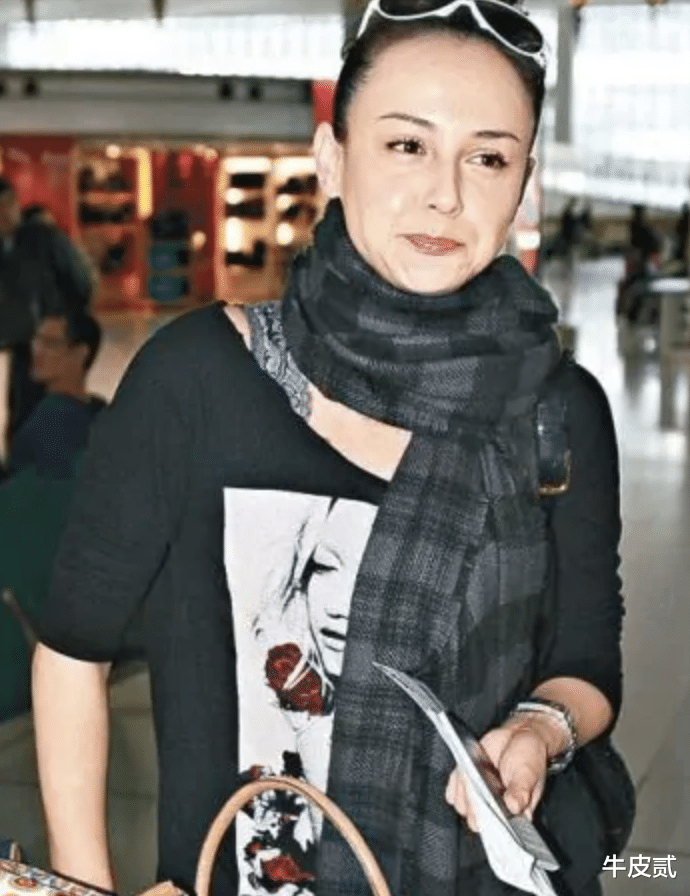 过气女港星的现状：一代女神卑微求工作，漂亮也只能在小区做保安