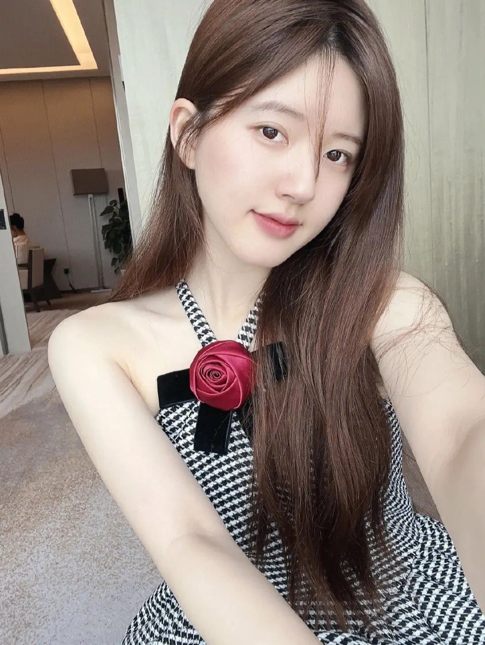 路人镜头下的赵露思身材比例好虐，头大身小，营造的高颅顶很突兀