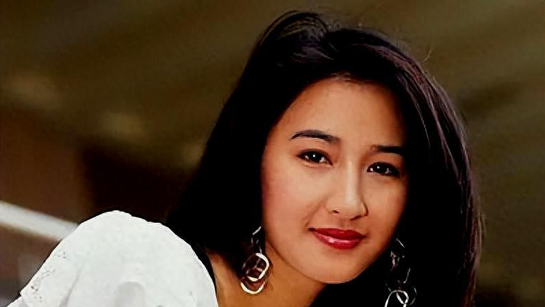 她是富家千金，当红时炙手可热，下嫁龙套演员，如今老公比她更红