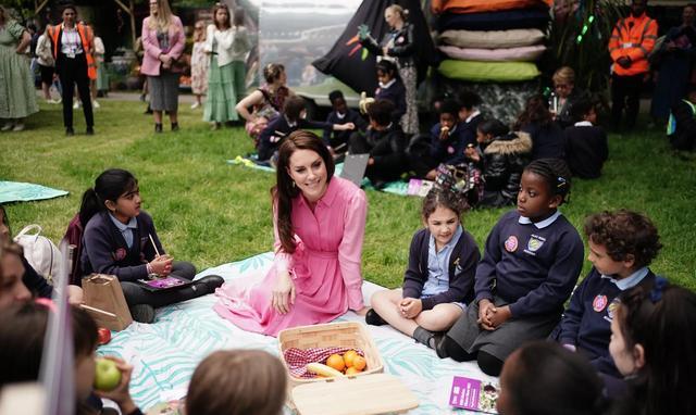 凯特王妃|凯特王妃不惧娘家破产,疑穿粉裙力挺妈妈,与戴妃侄女同场未同框