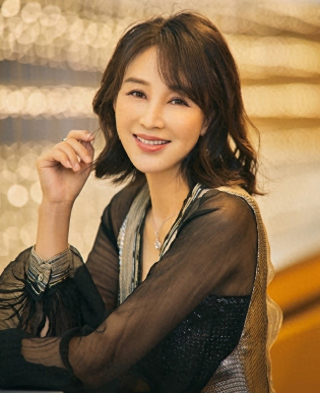 岳丽娜:19岁与男友私奔,在地下室连生3胎,如今被丈夫捧成影后