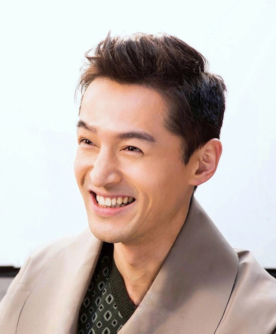 |胡歌时隔7年再现身央视春晚彩排!西装革履打扮认真,背影很绅士