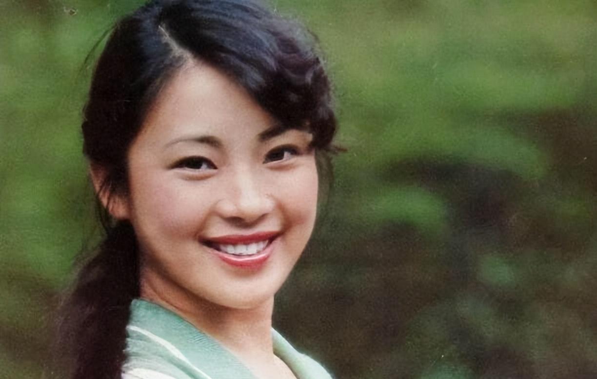 李连杰晒妻子近照，61岁利智衰老似奶奶，62岁黄秋燕仍然美艳动人