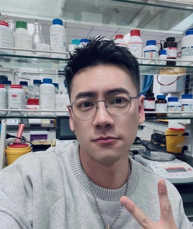 发型 男人过了40岁，尽量远离这3种“油腻发型”！否则拉低颜值没商量