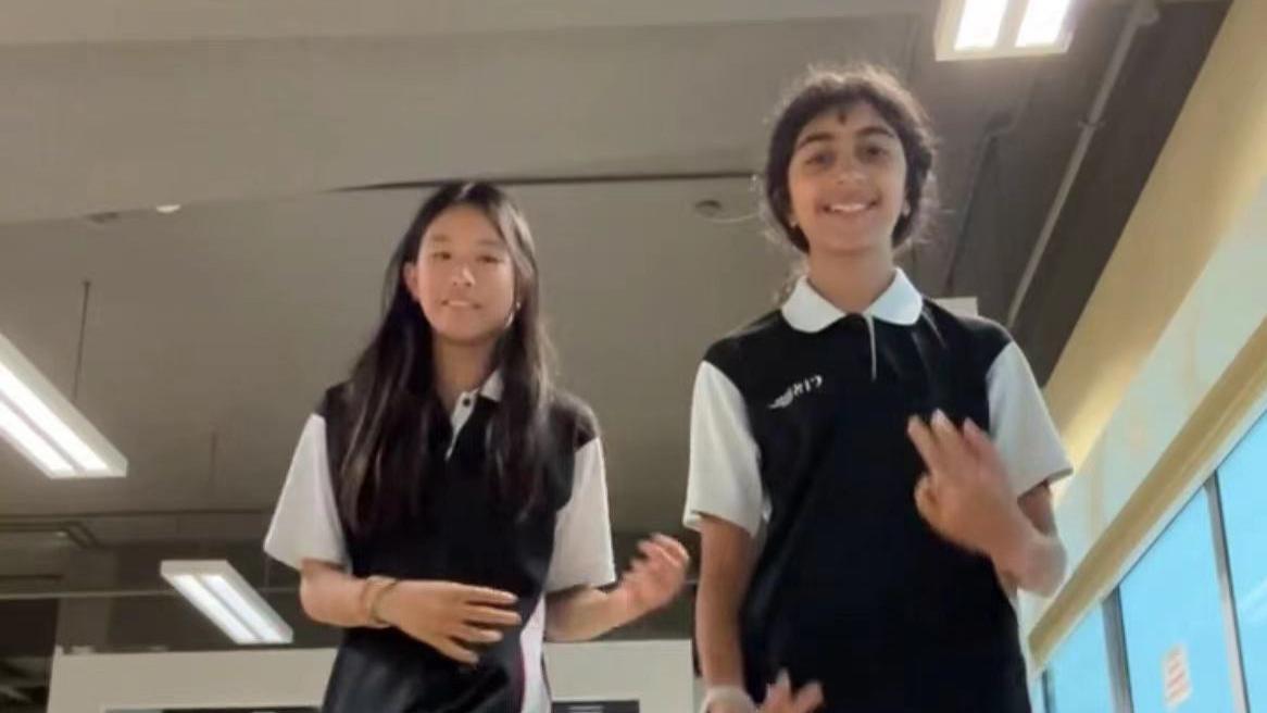 张庭|张庭夫妇移居新加坡，女儿在校秀长腿热舞长相像爸，一年学费45万