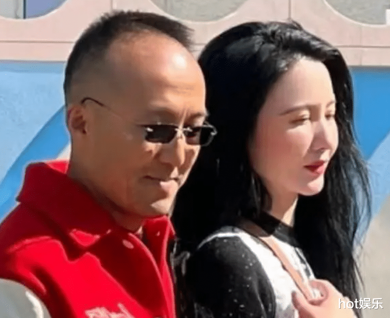 张萌带老公游迪士尼，表情不耐烦，5岁女儿坐婴儿车乖巧可爱