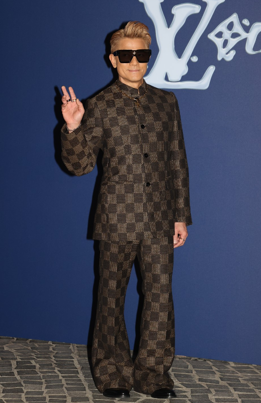 LV秀直击：宋仲基朱一龙穿裙，发嫂一脖子珠宝，香港顶流睡衣上阵