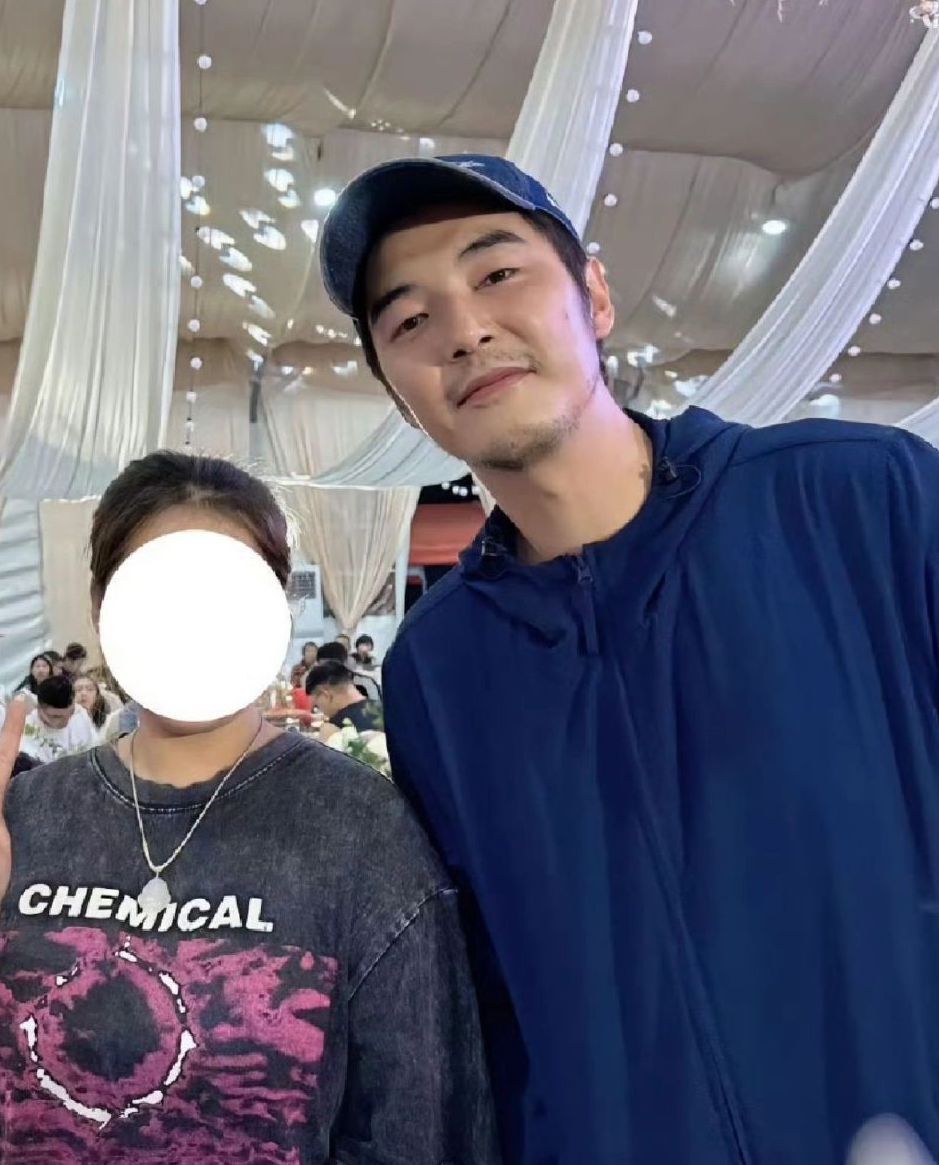 金世佳真有一个儿子!小儿子在婚礼上求抱抱,活泼可爱颜值高