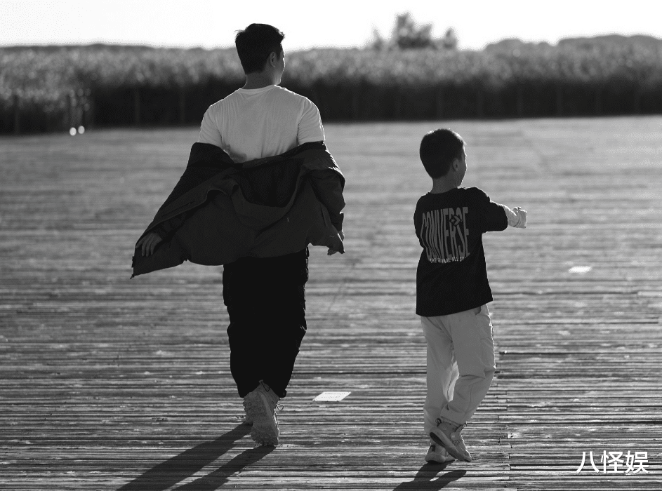 吴京谢楠特种兵式带娃，五天游四地，俩人累得坐地上相互依偎休息